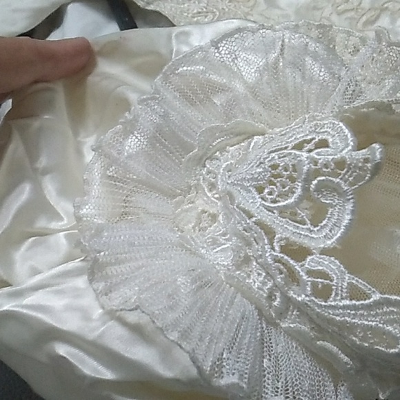 👰‍♀️ RARE VINTAGE 1970’s/80’s Satin & LACE WEDDING DRESS Tiers of Satin - Picture 7 of 16